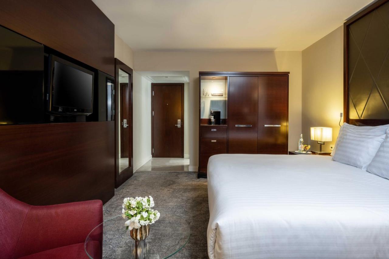 Standard King Room Lounge Access