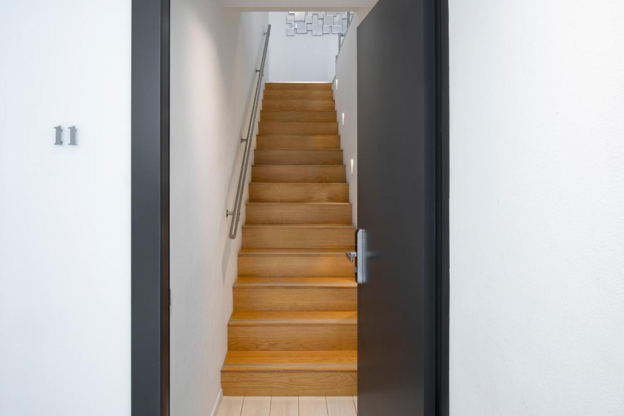 Apartment Private Entrance via Staircase